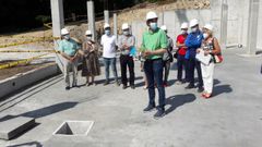El alcalde, Carlos Calvelo, introduciendo en la urna un ejemplar del calendario municipal y un libro que bajo el t�tulo de �Orgullosos de Arteixo�
