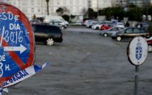 <span lang= es-es >Aparcamiento vetado</span>. Otro espacio de Defensa quedó ayer acordonado y cerrado a los coches, aunque por la mañana muchos seguían estacionados en el solar el ministerio. 