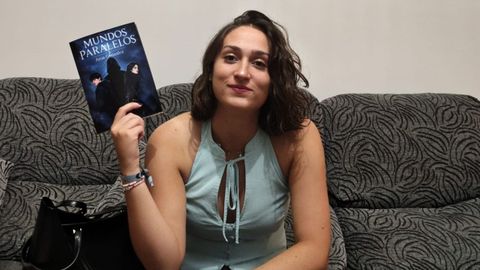 Aroa Gonz&aacute;lez, con su primera novela,  Mundos Paralelos 