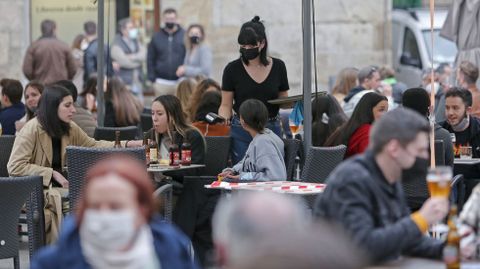 Terrazas llenas en la zona vieja de Pontevedra
