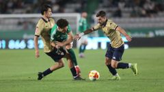 Cera (a la derecha en la imagen) le disputa el bal�n al ourensano Ra�l Dacosta, en su visita al Racing en A Malata
