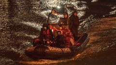 Inmigrantes llegan este jueves al puerto ingl�s de Dover tras ser rescatados por la Guardia Costera britanica.