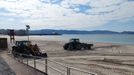 Preparativos en la playa de Silgar, en Sanxenxo, para tener el arenal listo para la futura temporada estival