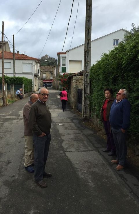 Vecinos de Pazos, entre ellos un familiar de la v�ctima, incr�dulos ante el asesinato de la mujer