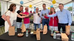 El nuevo conselleiro de Mar, Alfonso Villares (tercero por la derecha), acudi� a la cita gastron�mica