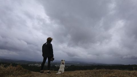 Una persona pasea con su perro por el alto de Montouto, en el Concello de Teo