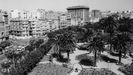 Imagen retrospectiva de los Jardines de M�ndez N��ez, Plaza de Mina y, al fondo, el edificio del Banco Pastor.