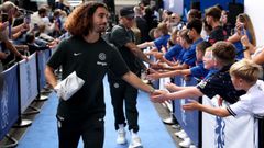 Marc Cucurella saluda a unos jvenes aficionados a la entrada del estadio del Chelsea. 