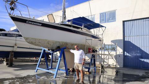 Daniel Bouza junto al velero que est� restaurando en el puerto de Sada.