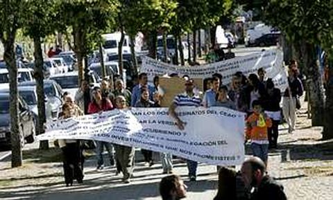 Los manifestantes en el momento de su llegada a los juzgados lucenses.