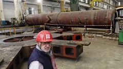 El director de Citic Censa, Juan José Agulla, muestra la dimensión interior del tubo de once metros del martillo, la pieza que realiza el movimiento para perforar el fondo del mar. El equipo pesa 150 toneladas.