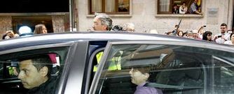 Rosario Porto, ya detenida, durante el traslado en un coche de la Guardia Civil para realizar un registro la pasada semana en su vivienda de Santiago.