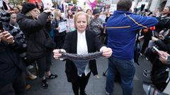 Ruth Coppinger, miembro de la alianza electoral Solidarity-People Before Profit en Irlanda, sostiene un tanga durante una protesta en apoyo a las v�ctimas de violencia sexual