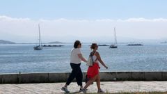 Dos mujeres paseando en Pobra do Carami�al.