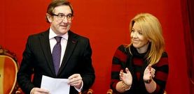 El alcalde de Santiago, �ngel Curr�s, con Reyes Leis, la teniente de alcalde que se refiri� a plan B para el gobierno local.