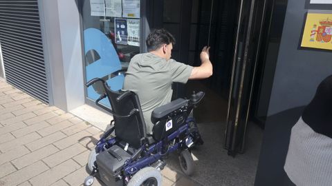 Las entradas en forma triangular y con puertas pesadas, como la del INEM, no permiten maniobrar ni hacer fuerza para abrir.