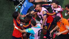 Un grupo de jugadores de la selecci�n espa�ola, entre ellos el gallego Borja Iglesias, celebran con Ferran Torres el gol de la victoria.