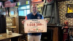 Francisco Javier Domnguez Lpez, dueo de la cervecera Chamouco, con un cartel en que figura la combinacin ganadora de la Bonoloto