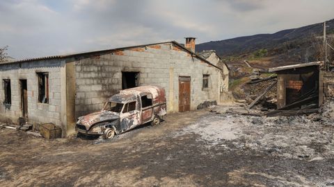 Incendio forestal en la comarca de Valdeorras. Entorno de Mones afectado por el fuego