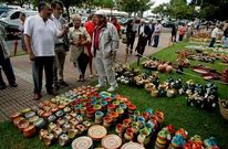 El alcalde y Diego Calvo, ayer ante uno de los puestos tras la inauguraci�n oficial.