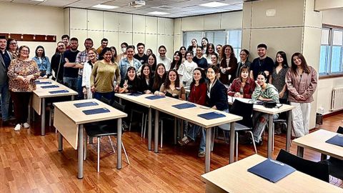 Directivas de Enfermería del área sanitaria, con alumnos del último curso de la Escuela de Enfermería de Pontevedra, este martes