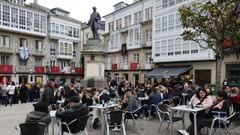 Terraza repleta en la Praza Maior de Viveiro
