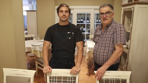 Víctor Varela (derecha) y el jefe de cocina, Ismael Esteban, en el comedor del negocio