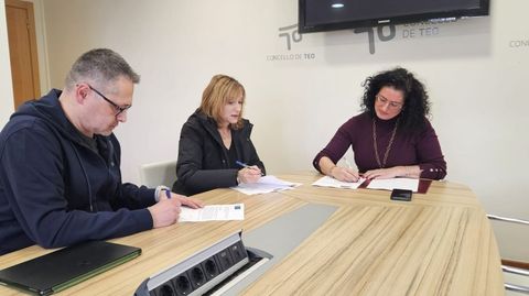 La alcaldesa de Teo (derecha) firm� el convenio con una representante de la USC