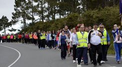 Parte de los 200 participantes, ayer por la tarde, en la peregrinaci�n al Cristo de Fisterra desde la localidad ceense. 