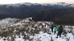 Agentes de la Guardia Civil y personal del grupo de emergencias de Folgoso do Courel acompa�aron a los dos excursionistas por el camino de bajada
