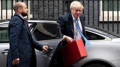 Boris Johnson, a su llegada a Downing Street desde Nueva York portando la ajada maleta roja