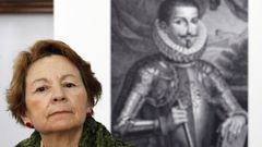 Manuela S�ez junto a un retrato del s�ptimo conde de Lemos, Pedro Fern�ndez de Castro
