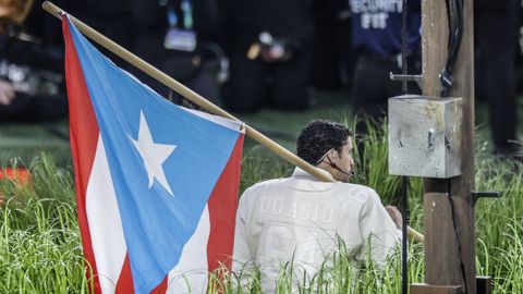 Bad Bunny con la bandera de Puerto Rico en la Super Bowl.