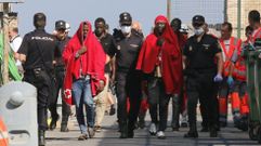 Imagen de archivo de la llegada de varios inmigrantes al puerto de Almer�a tras ser rescatados en una patera.