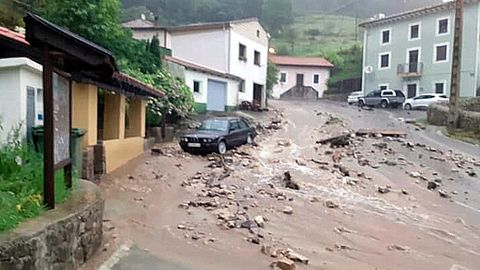 Calles en el concejo de Llanes a causa de las fuertes lluvias