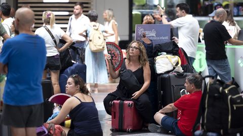 Espera de viajeros en la estacin Mara Zambrano de Mlaga tras los retrasos producidos por una avera en La Sagra, en Toledo.