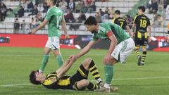 �lvaro Gim�nez ayudando a levantar a un rival del Barakaldo. 