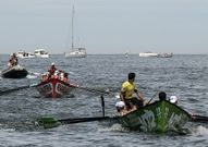 La bancada crucense ayer en Getxo por detr�s de la ganadora de la bandera, Hondarribia. 