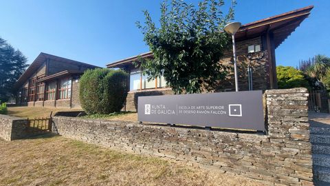 Imagen de la fachada de la escola de arte Ram�n Falc�n.