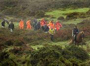 Gonz�lez, a caballo, localiz� el cuerpo sin vida de Aida Salgado, que fue bajado del monte en camilla.