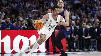 Alberto Abalde (i) controla el bal�n ante la presencia del base del Barcelona Tomas Satoransky (d) durante el partido de la ACB disputado este domingo en el Movistar Arena de Madrid.