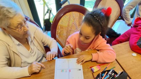 Os rapaces plasmaron en debuxos os recordos da infancia dos maiores