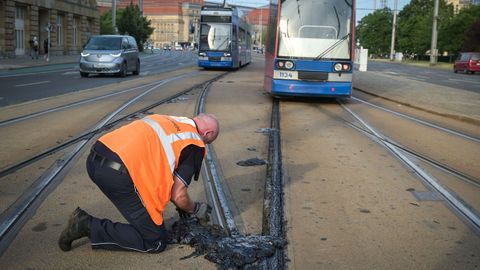 Las altas temperaturas derritieron el bet�n de las v�as del tranv�a de Leipzig, en Alemania