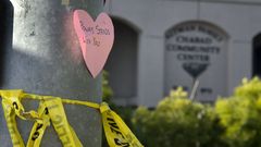 Un coraz�n de papel con un mensaje de apoyo junto a la sinagoga de Jabad, en Ponway