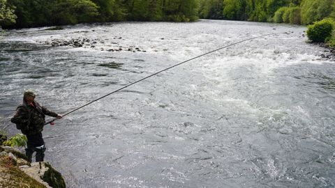 Un pescador en el R�o Narcea, en una imagen de archivo