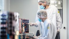 Dos trabajadores de Al�n Space fabricando nanosat�lites.