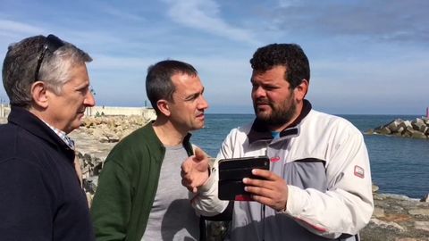 Adolfo Garc�a, con el m�vil en la mano, presidente de las cofrad�as de pescadores