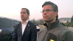 Leopoldo L�pez, junto a Juan Guaid�, tras ser liberado durante la fallida asonada el 30 de abril