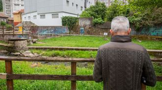 Un vecino, este mi�rcoles, en la zona del Gafos donde rescataron a un joven el martes al atardecer.