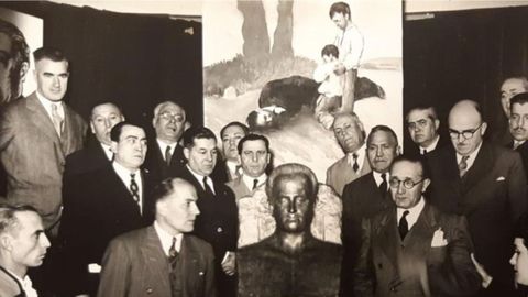 Un emocionado Castelao (derecha), en Buenos Aires, ante el busto de Alexandre B�veda y �A �ltima lecci�n do mestre�.